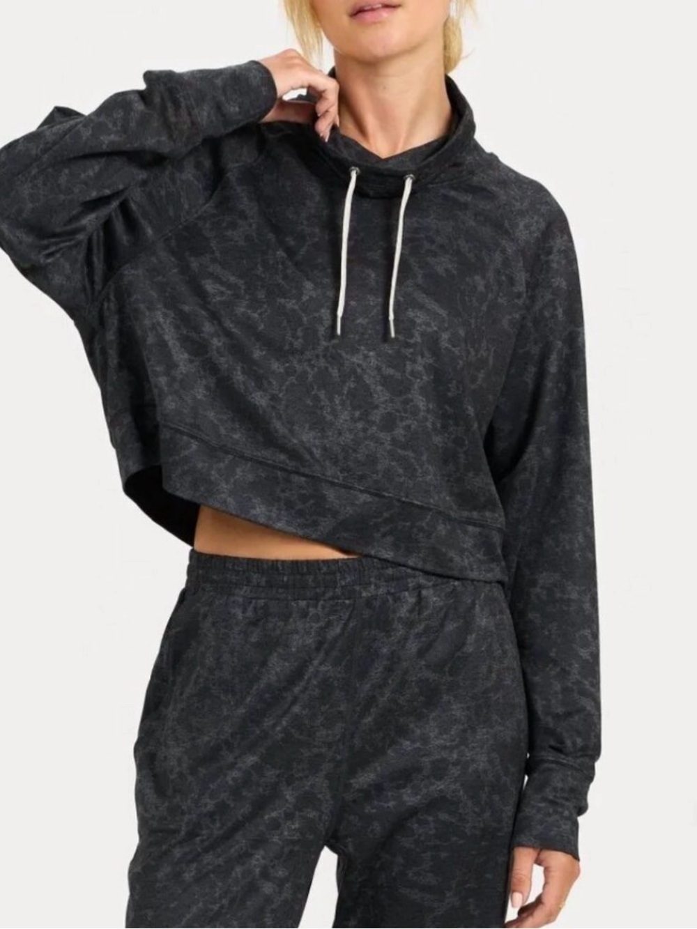 Vouri Halo Crop Funnel Neck Charcoal Tortoise Medium